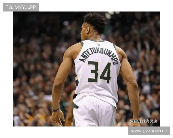 奥斯卡·罗伯特森无球跑动串联全队，改变雄鹿进攻结构